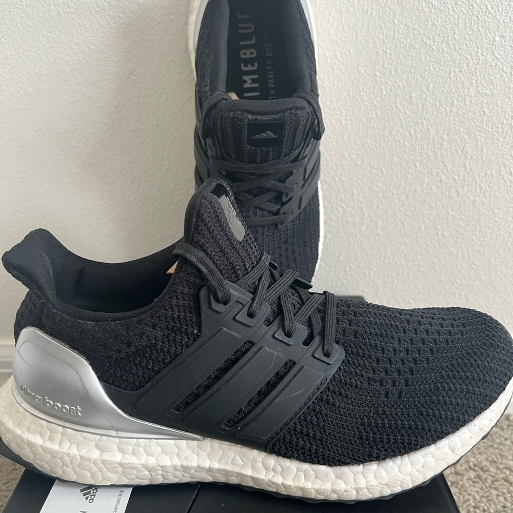 Women’s, size 7.5. Worn a couple times. Very little wear. Very comfy!